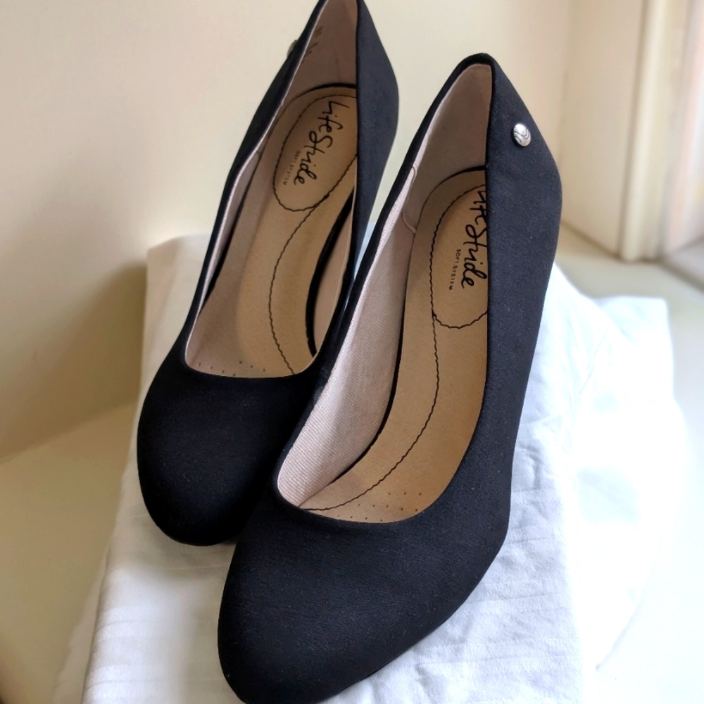 Life Stride Black Heels Elegant Design. Size 7.5
